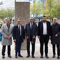 Gruppenbild Bürgermeister und Vorstände der jüdischen Gemeinde nach Kranzniederlegung am Platz der Synagoge