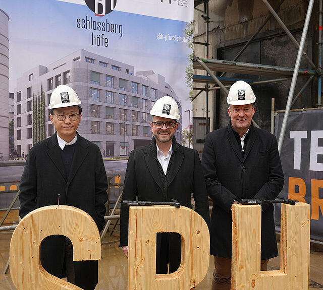 Auf dem Bild von links: Xiang Shi, Wittfoht Architekten bda, Oberbürgermeister Peter Boch und Wim ten Brinke, Geschäftsführer Ten Brinke Group B.V.