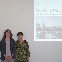 Die beiden Referentinnen Dr. Klara Deecke und Petra Schad-Vollmer im Veranstaltungsraum des Stadtarchivs