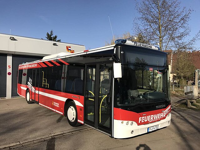 Farbfoto: Bus der Berufsfeuerwehr Pforzheim - copyright:Feuerwehr Pforzheim