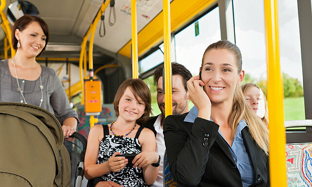 Symbolbild: Menschen im Bus
