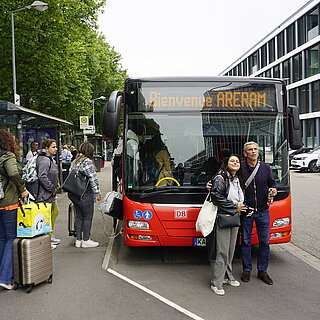 Auf dem Foto ist ein roter Bus mit der Aufschrift "Bienvenue ARERAM" zu sehen. - copyright:Stadt Pforzheim