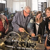 Color Photo: Technisches Museum: The chain machine is demonstrated - copyright:Schmuckmuseum Pforzheim