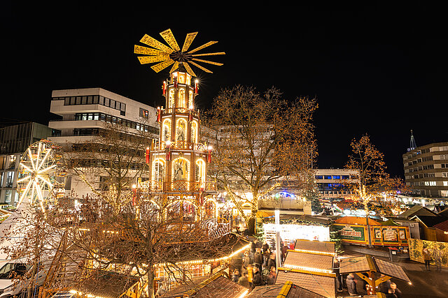 Farbfoto: Blick auf den Weihnachtsmarkt und Neues Rathaus im Hintergrund - copyright:Pierre Johne