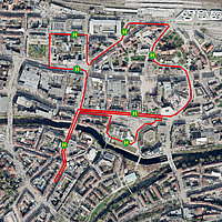 Luftbild der Pforzheimer Innenstadt mit Route der Bimmelbahn und Haltestellen