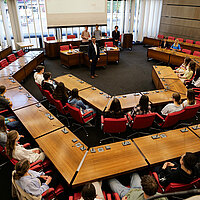 Oberbürgermeister Peter Boch begrüßt Schülerinnen und Schüler des Leistungskurses des Theodor-Heuss-Gymnasiums im Großen Ratssaal