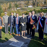 Gruppenbild zur Einweihung des Weges zu Ehren von Priester Roger Riblet-Buchmann, der in seinen Tagebuchaufzeichnungen "Semences" die Erinnerungen an die Deportation und an die Zwangsarbeit in Pforzheim festhielt