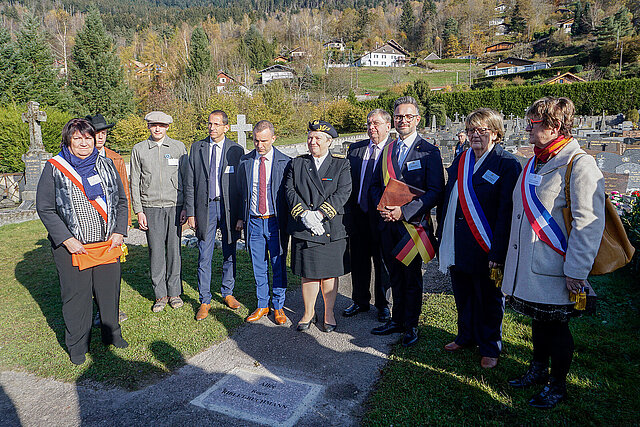 Gruppenbild zur Einweihung des Weges zu Ehren von Priester Roger Riblet-Buchmann, der in seinen Tagebuchaufzeichnungen "Semences" die Erinnerungen an die Deportation und an die Zwangsarbeit in Pforzheim festhielt