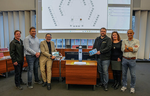 Gruppenbild der Verantwortlichen der neuen Medientechnik im Großen Ratsaal
