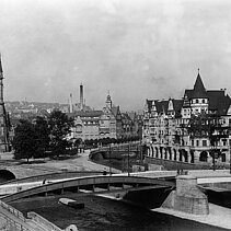 Schwarz-Weiß-Foto: Blick auf die Auerbrücke, links die Stadtkirche; 1914. - copyright:Stadtarchiv Pforzheim – Institut für Stadtgeschichte; S1-3-2-R-56