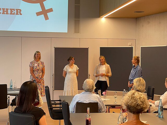 Auf dem Bild zu sehen sind vier Frauen von links nach rechts) Die Gleichstellungsbeauftragten des Enzkreises und der Stadt Pforzheim, Kinga Golomb und Lea Niewerth, Remchingens Bürgermeisterin Julia Wieland und Referentin Anna Bakinovskaia die durch die Veranstaltung führen. 