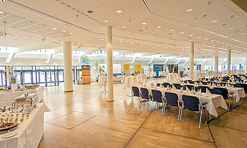 Foyer des Großen Saals im CongressCentrum Pforzheim mit Steh- und Sitztischen, Messeständen, Cateringbuffet und dem Eingangsbereich
