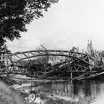 Schwarz-Weiß-Aufnahme: Die zerstörte Goethebrücke im Jahr 1945. - copyright:Stadtarchiv Pforzheim – Institut für Stadtgeschichte, S1-3-3-S-5