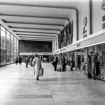 Schwarz-Weiß-Foto: Die Bahnhofshalle im Jahr 1958. - copyright:Stadtarchiv Pforzheim – Institut für Stadtgeschichte S1-6-1-G-59