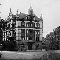 Schwarz-Weiß-Foto von 1924: Der Gasthof "Zähringer Löwe", ausgezeichnet durch seine Ecklage. - copyright:Stadtarchiv Pforzheim – Institut für Stadtgeschichte, S1-8-Ebersteinstraße-R-1