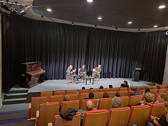 Farbfoto: Ina Cirak, Claudia Reichelt-Vollmer und Volker Vollmer vom Gehörlosenverein Pforzheim e.V. beantworten Fragen. 