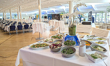 Das Foyer Großer Saal im CongressCentrum Pforzheim mit Cateringflächen und Ausstellung bei einer Konferenz