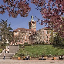 Colour photo: View of the Blumenhof in spring with the staircase towards Bahnhofstraße and the former district office tower in the background. - copyright:Fotoverlag Günther Beck