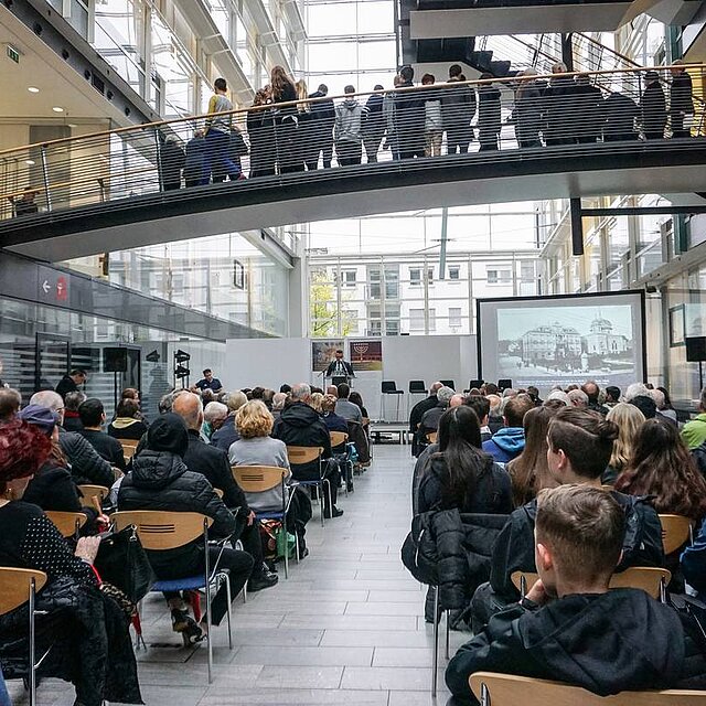 Gedenkfeier zur Reichspogromnacht am Platz der Synagoge im Volksbankhaus