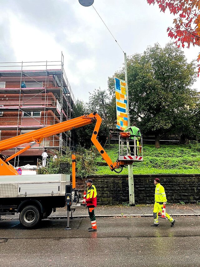 Foto: Aufbau der Fahnen von Sibylle Burrer in Dillweißenstein - copyright:Stadt Pforzheim | Planungsamt