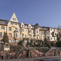 Colour photo: Calwerstraße 135 -155: The ‘arcade houses’ with sandstone walls and staircases in front. - copyright:Günter Beck