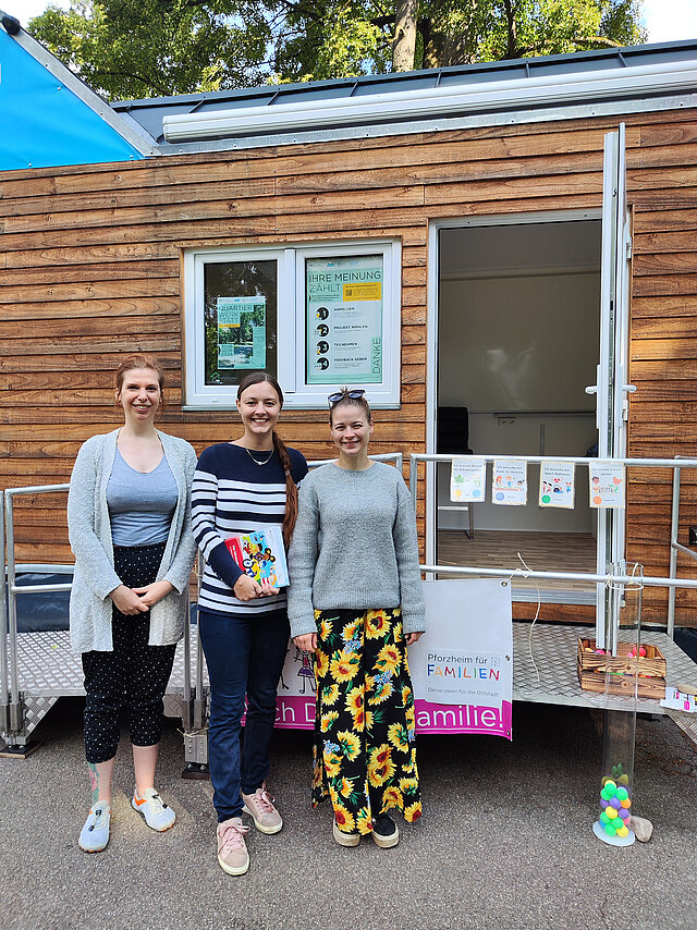 Tiny House_oststadt: Erste Aktionen sind angelaufen: Kinderbeteiligung im Oststadtpark. V.l.: Jasmin Jonietz und Juliane Wagner, Koordinatorinnen Familienfreundliche Stadt und Anna Toifl, Leitung DiakoniePunkt Altstadt.