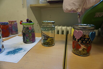 Bunte Marmeladengläser Welt-Mädchentag 2023 - copyright:Gleichstellungsstelle, Stadt Pforzheim