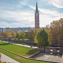 Farbfoto: Der Mauerrest des alten Waisenhauses im Jahr 2016. Im Hintergrund die Stadtkirche. - copyright:Günter Beck