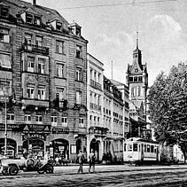 Schwarz-Weiß-Foto: Die Südseite des Bahnhofplatzes mit prächtigen Wohngeschäftshäusern im Historismus und Jugendstil. - copyright:Stadtarchiv Pforzheim – Institut für Stadtgeschichte S1-9-1-R-46, Ansichtskarte, 