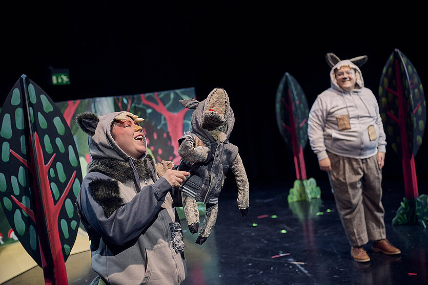 zeigt eine Szene aus "Der Wolfspelz" - copyright: Theater Pforzheim - Ersteller: MARTIN SIGMUND