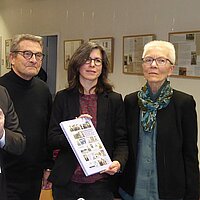 Gerhard und Brigitte Brändle (außen) und Jürgen Schroth (Mitte) übergeben Oberbürgermeister Peter Boch und Archivleiterin Klara Deecke ihre neu erschienene Publikation © Stadtarchiv Pforzheim