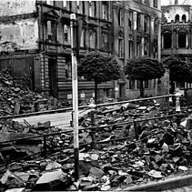 Black and white photo from 1945: The north-east wing of the Kollmar & Jourdan building destroyed in the air raid. - copyright:unbekannt