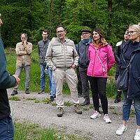 Farbfoto: Menschen im Wald