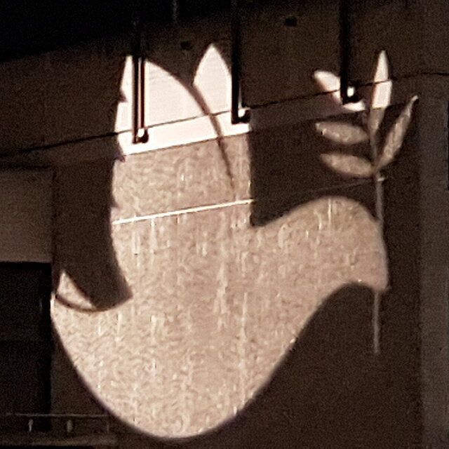 Friedenstaube an Rathausfassade - copyright:Kulturamt Pforzheim