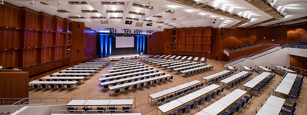Ansicht: CongressCentrum Pforzheim mit Großem Saal als Location für Tagung und Kongress in Pforzheim und zwischen Karlsruhe und Stuttgart mit parlamentarischer Bestuhlung und Platz für bis zu 800 Teilnehmer