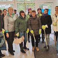 Farbfoto: Gruppenbild: Juliane Wagner, Anna Toifl und ehrenamtlich tätige Bürgerinnen und Bürger
