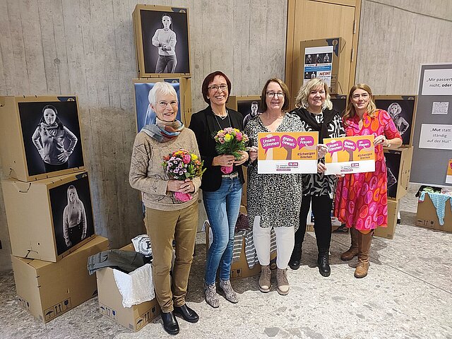 Fachkräfte gegen Gewalt an Frauen unterstützen Aktion "Wir brechen das Schweigen" - copyright:Stadt Pforzheim