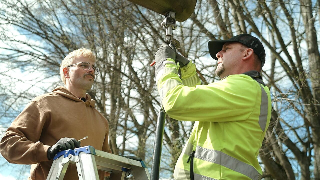 Timo und Axel auf einer Drehleiter beim Bäumeschneiden - copyright:RTL
