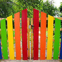 Regenbogenfarbes Eingangstor zum Naturkindergarten