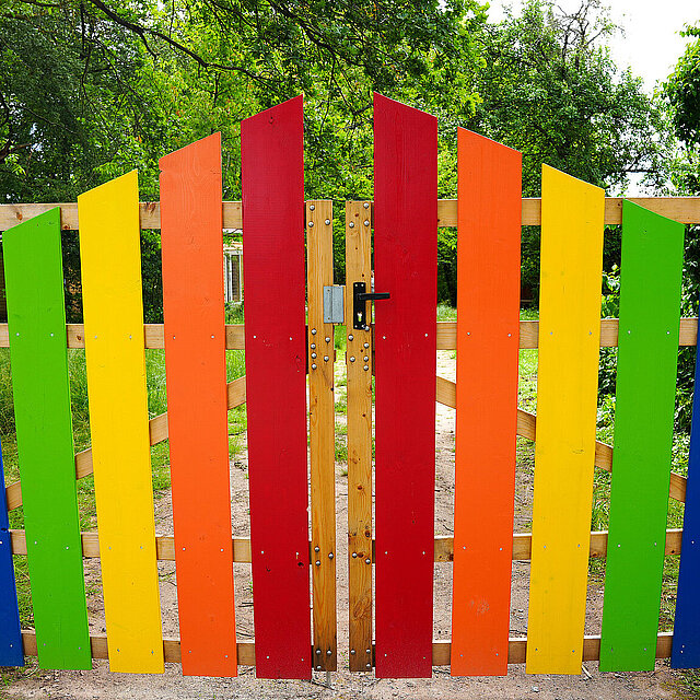 Regenbogenfarbes Eingangstor zum Naturkindergarten - copyright:Stadt Pforzheim