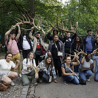 Auf dem Foto sind ungefähr 15 Personen zu sehen, die verschiedene Geweihe halten. - copyright:Stadt Pforzheim