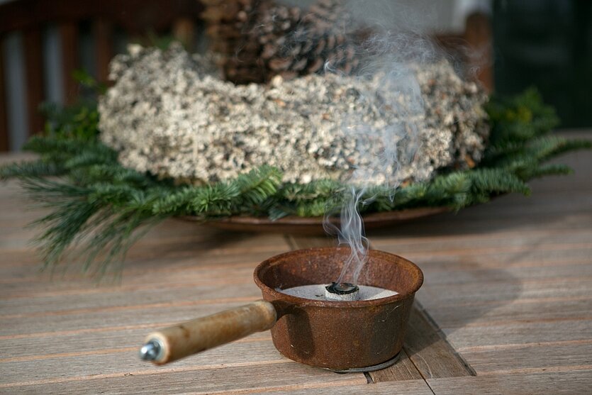 Farbige Fotografie einer Räucherschale mit qualmenden Räuchergut - copyright: Roberto Bulgrin - Ersteller: Roberto Bulgrin