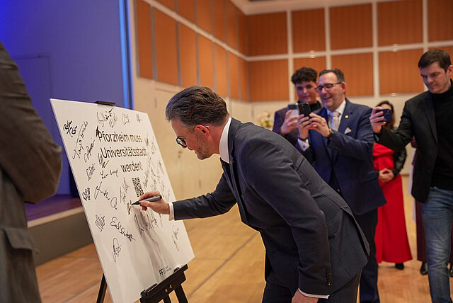 Oberbürgermeister Peter Boch unterzeichnet die Absichtserklärung.