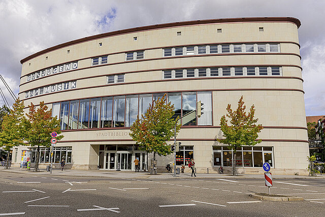 Farbfoto: Die Stadtbibliothek Pforzheim von außen - copyright:Daniel Foltin, Ines Neumann