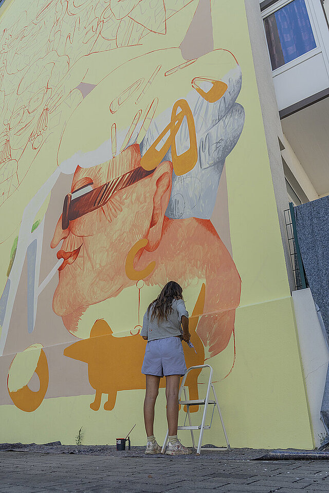 Marina Capdevila beim Gestalten der Fassade in der KF - copyright:Kulturamt Pforzheim / Jens Alemann