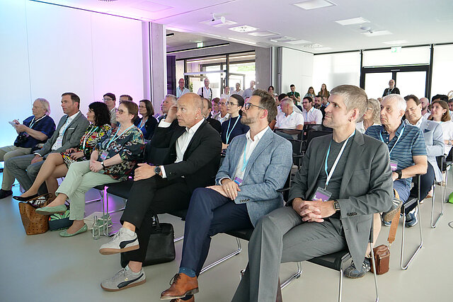 OB Boch und weitere Gäste sitzen im Saal und lauschen einem Vortrag - copyright:Stadt Pforzheim