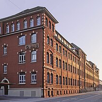 Farbfoto von 2016: Das Fabrikgebäude der Firma Rau hat eine ornamentale Sichtziegelfassade. - copyright:Günter Beck