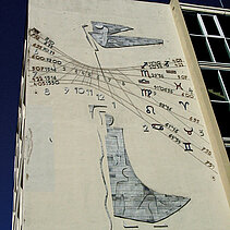 Farbfoto: Die Wand mit Sonnenuhr der Alfons-Kern-Schule. - copyright:Stadt Pforzheim