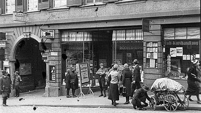 Schwarz-weiß Fotografie: Boykott des Fotoaliers von Max Rödelsheimer im April 1933.