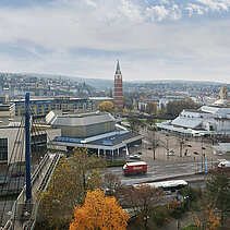 Farbfoto: Der Waisenhausplatz im Jahr 2016 mit Gernika-Brücke und CongressCentrum (CCP). - copyright:Günter Beck